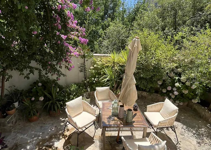 Апартаменты Historic Old Town Mona Location *